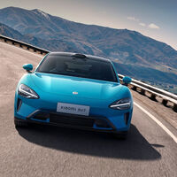 El primer coche de Xiaomi ya está descatalogado tras solo dos años, pero tendrá una década más de partes y es lo más vendido en China