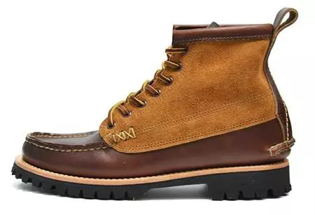 En la orilla de un lago o camino de la oficina: Botas Yuketen