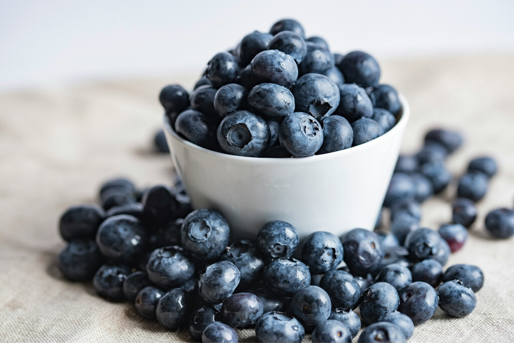 Los nutricionistas recomiendan: una merienda sencilla no lleva galletas, sino nueces y arándanos 