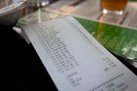 Los 10 trucos psicológicos de los restaurantes para que nos gastemos más