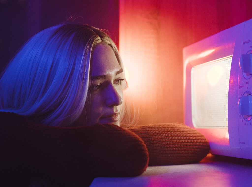 No todos los envases son seguros para calentar en el microondas o guardar tu comida en el frigo: la OCU nos desvela las claves 