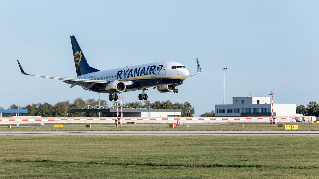 Ryanair ha puesto en jaque a los aeropuertos de provincia españoles con sus recortes. Pese a ello crecerá en 100.000 plazas 