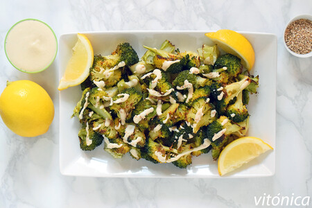 Brócoli crujiente al horno con salsa fácil de tahina y limón: receta saludable