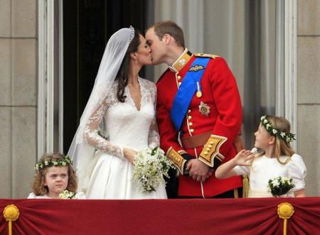 Definitivamente, el beso de Kate Middleton y el príncipe Guillermo de real tiene bien poco (pero qué bonito...)