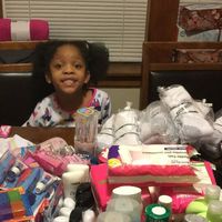 Una niña elige donar alimentos a las personas sin hogar en vez de tener una fiesta de cumpleaños