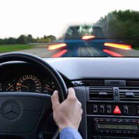 Los suecos están tan obsesionados con la seguridad que los frenos no les parecen suficientes. Por eso inventaron una megaventosa que pega el coche al suelo