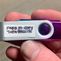 Alguien encontró una USB con la leyenda "gratis para compartir". Su contenido era la palabra de Dios, literalmente 