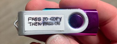 Alguien encontró una USB con la leyenda "gratis para compartir". Su contenido era la palabra de Dios, literalmente 