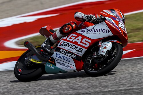 Locura y miedo en Austin: Izan Guevara se estrena en Moto3 y Pedro Acosta salva la vida tras una cafrada de Deniz Öncü