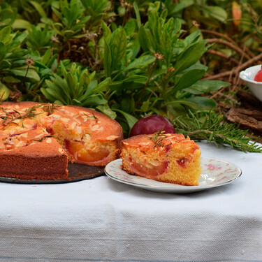 Bizcocho de ciruelas, receta fácil y sencilla para disfrutar de esta fruta de temporada 