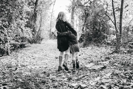 Hermanas Caminando