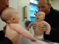 Darle azúcar al bebé para aliviar las molestias de las vacunas 