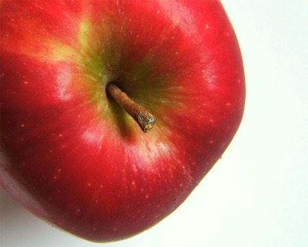 Etiquetar la fruta con personajes de dibujos puede ayudar a los niños a comer más sano