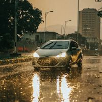 Sabíamos que conducíamos mal con lluvia, pero la ciencia ha estudiado hasta qué punto altera algo crucial: la metaestabilidad