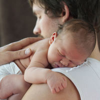 Los padres vascos tendrán un permiso de paternidad de 16 semanas a partir de octubre, antes que los del resto de España