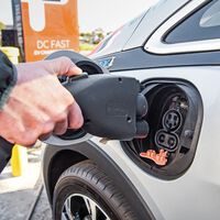 Golpe duro para el auto eléctrico: se devalúan tan rápido, que al poco tiempo ya son más baratos que su contraparte a gasolina