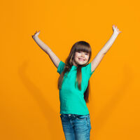 Los niños positivos y optimistas hacen estas siete cosas 