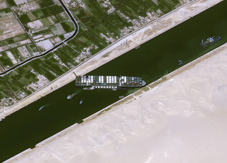 Poca broma con el buque atascado en el canal de Suez: paraliza el comercio internacional y ya tensiona el precio del petróleo