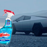Resulta que a la Tesla Cybertruck hay que cuidarla como a una estufa cochambrosa: sus creadores recomiendan lavarla con Windex