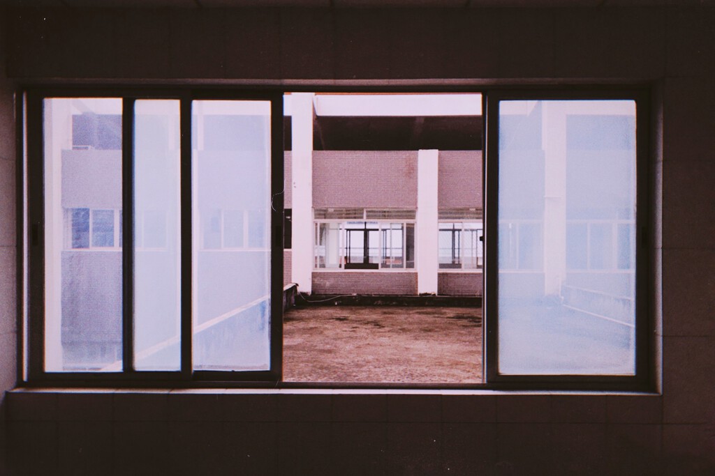 Tengo ventanas correderas en casa: cómo aislarlas del exterior para ahorrar calefacción este invierno 