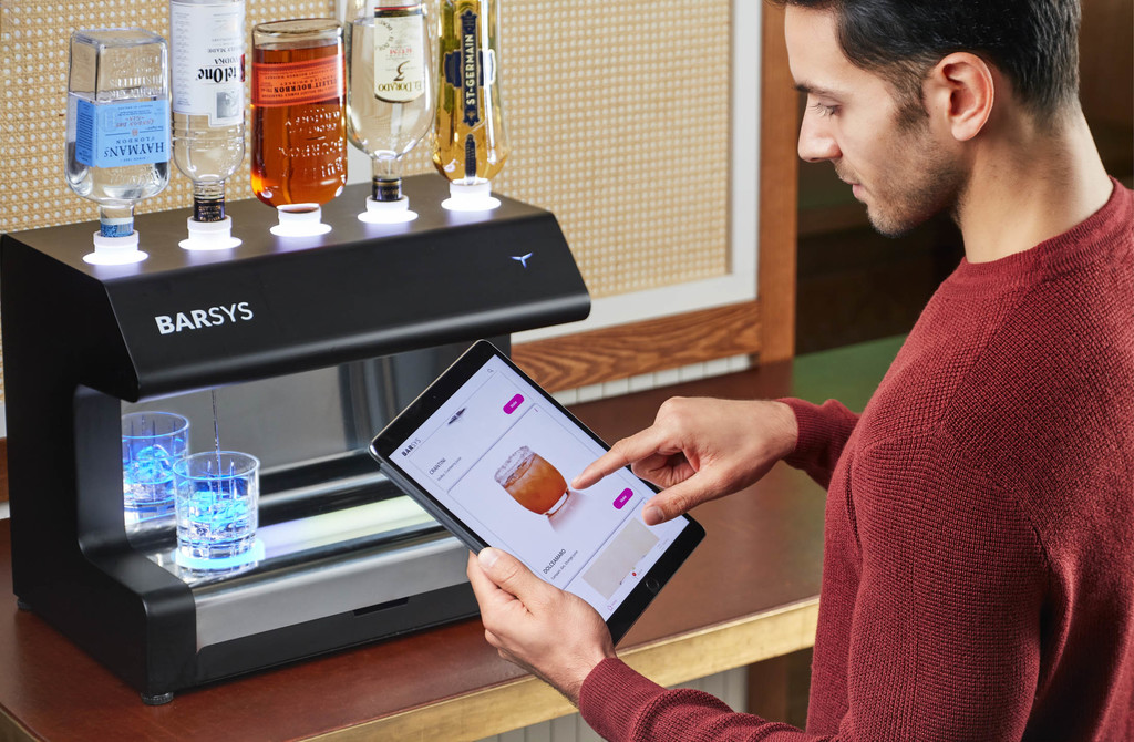 El robot camarero llega a los hogares: estas máquinas quieren hacer los cócteles por ti