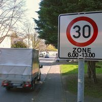 Vehículos que frenan solos al entrar en una ciudad: la tecnología que Ford está desarrollando para reducir el número de señales