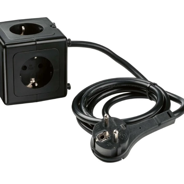 Cubo de enchufes con puertos USB
