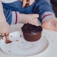 Le dan tarta de chocolate a su bebé de cuatro meses sin preguntar y la tachan de exagerada por enfadarse 
