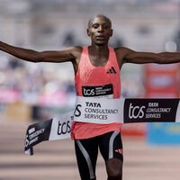 Pan con miel, geles de cafeína y "drink mix": el brutal plan nutricional que ha bajado de las 2 horas en la maratón