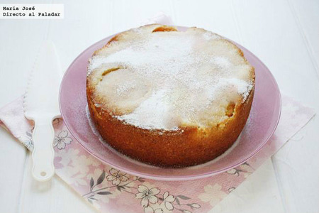 Bizcocho de almendra y melocotón en almíbar. Receta