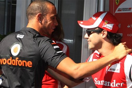 Felipe Massa y Lewis Hamilton se despidieron de la temporada 2011 con un abrazo