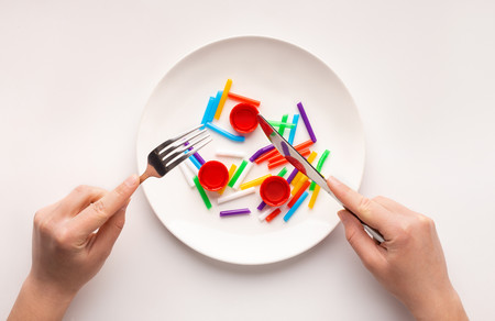 Todo sobre los microplásticos: qué son, dónde se encuentran y cómo podemos prevenir su presencia en la comida