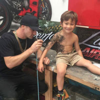 Un tatuador se ofrece a hacer tatuajes temporales a los niños enfermos para darles cariño y confianza 