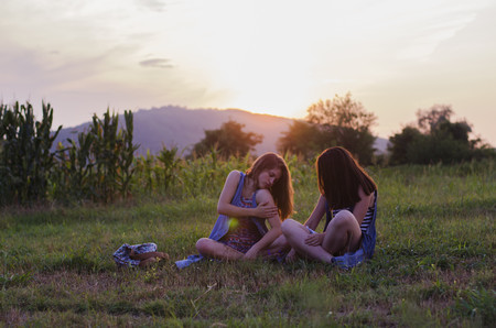 chicas-campo-mosquitos