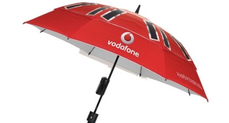 El paraguas de Vodafone con cargador de móvil y que mejora la cobertura ... y además protege de la lluvia