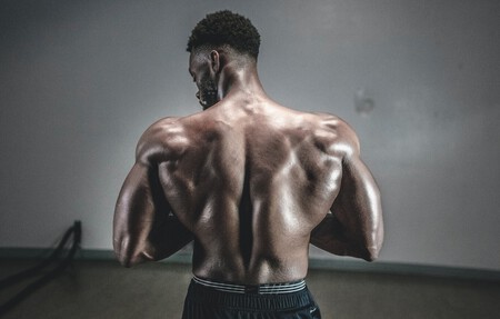 Los mejores ejercicios de hombro con barra olímpica que puedes hacer en el gimnasio o en casa