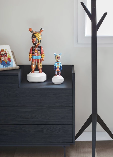 El artista Ricardo Cavolo colabora con Lladró incorporando su potente y reconocida iconografía a su icónico muñeco de porcelana