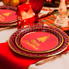 Adiós a lavar los platos después de la cena de Nochebuena: la vajilla desechable que parece auténtica y además decora