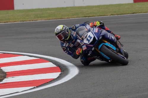 Sandro Cortese se lleva la carrera de Supersport en Gran Bretaña ¡y ya es líder del campeonato!
