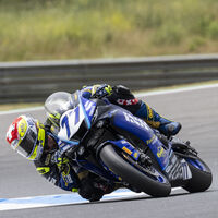 Ni siquiera la lluvia y la locura pueden con Dominique Aegerter en Supersport; triplete de Yamaha