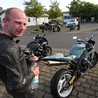 Parece un tipo inocente, pero es el rey de Nürburgring en moto. Dos récords en seco y mojado, y sus vídeos son pura poesía motera