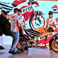 Marc Márquez y Dani Pedrosa presentan al Repsol Honda HRC, en un discreto evento con sólo una moto