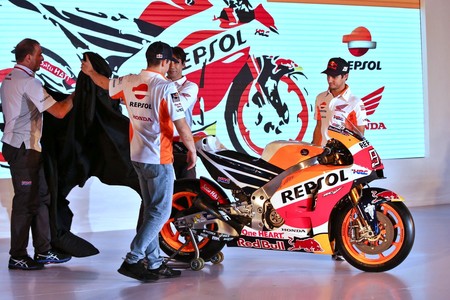 Marc Márquez y Dani Pedrosa presentan al Repsol Honda HRC, en un discreto evento con sólo una moto