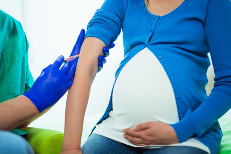 España propone empezar a vacunar a las embarazadas y madres lactantes con Pfizer y Moderna
