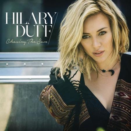 Hilary Duff persigue al sol en su nuevo videoclip