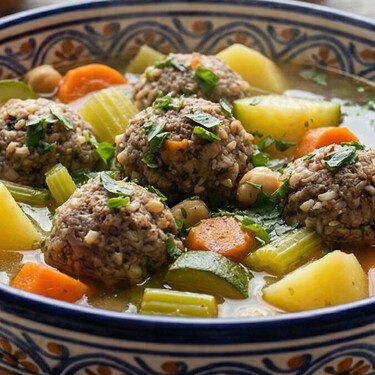 Cómo hacer albóndigas en caldo, con la receta y consejos de la chef Eva Quinanilla