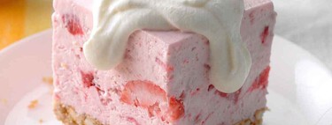 Cómo hacer un postre de fresas congeladas con galletas: una receta que no lleva horno y que queda lista en solo 30 minutos