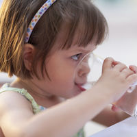 ¿Cuánta agua debe beber mi hijo?
