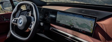 Ni GPS, ni móvil, ni regular la temperatura. Todos los motivos por los que la DGT te puede multar por tocar una pantalla incluso con el coche parado