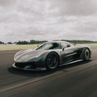 Con un V8, menos potencia y solo tracción trasera, el Koenigsegg Jesko Absolut le ha arrancado las pegatinas al Rimac Nevera en el 0-400-0 km/h 